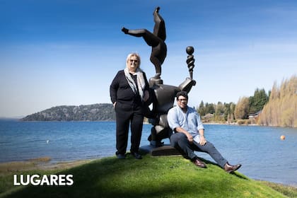 Margarita O’Farrell e Ignacio Gutiérrez Zaldívar (hijo) en el parque del hotel, junto a la escultura Los acróbatas, del artista Pablo Curatella Manes