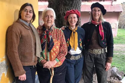 Margarita Perkins, rodeada por sus hijas Paula Marín,Tina Anchorena y Maggie Marin