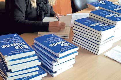 Margarita Stolbizer firma ejemplares de su libro