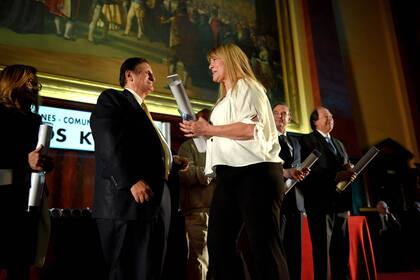 Margarita Stolbizer recibe el diploma