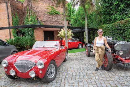 Margarita Tonconogy en su casa con dos de sus autos, un MG SA de 1936 y un Austin Healey 100 de 1956, en una producción fotográfica para ¡HOLA! Argentina