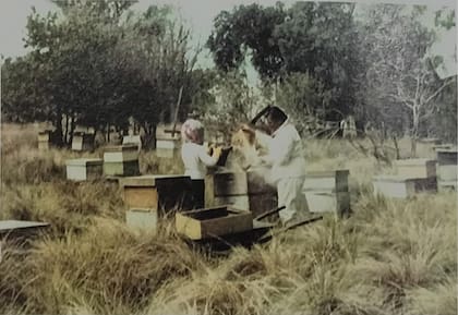 Margarita trabajando en su colmena