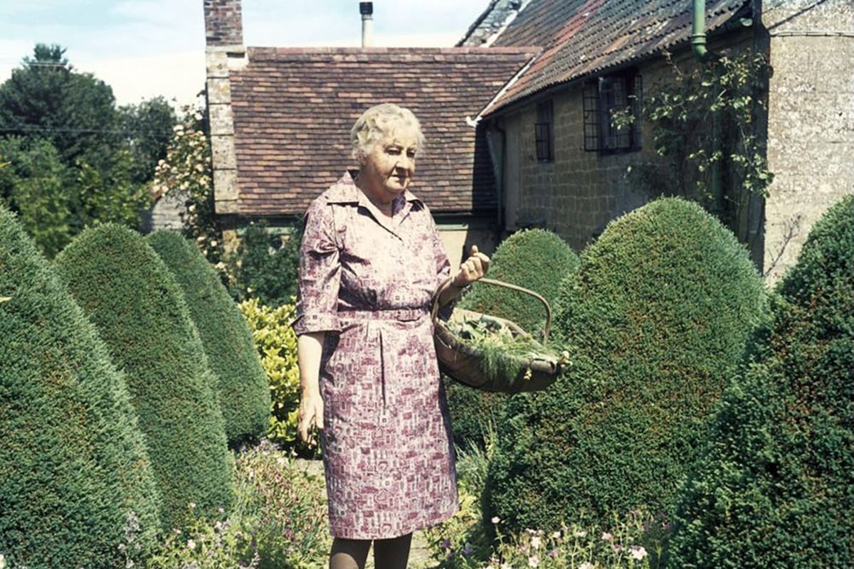 Margery Fish en su jardín de Somerset
