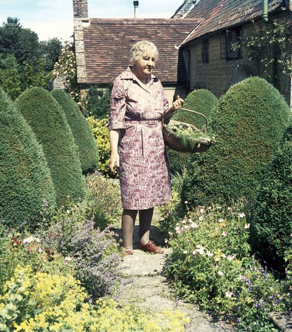 Margery Fish en su jardín de Somerset