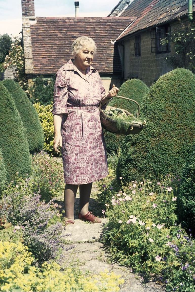 Margery Fish en su jardín de Somerset