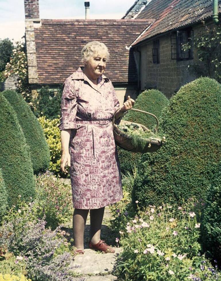 Margery Fish en su jardín de Somerset