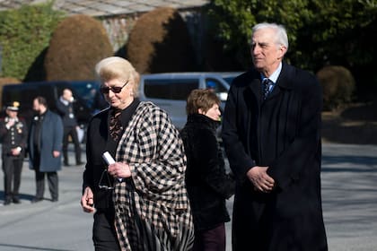 Margherita Agnelli, hija de Gianni, y su esposo, el conde ruso Serge De Pahlen durante el funeral de Marella Agnelli, en 2019