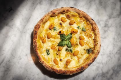 Margherita Gialla: cherrys amarillos, mozzarella fior di latte y albahaca, en Pizza Paradiso.