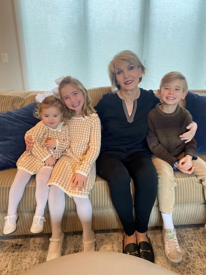 Margo Williams, madre de Eve, junto a sus nietos Winnie, Scarlett y Hutton