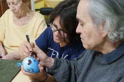Margot Mego Barboza es una estudiante de 19 años que viaja semanalmente desde Escobar hasta CABA para poder hacer voluntariados en comedores, hogares de niños y ancianos
