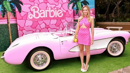 Margot Robbie al lado del Corvette que transportó a Barbie en la película de Greta Gerwig.