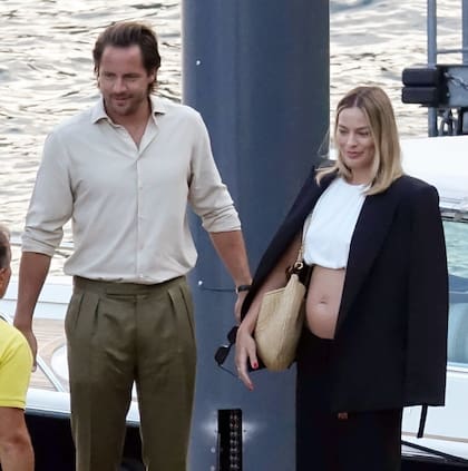 Margot Robbie causó furor entre sus fanáticos al lucir su pancita al descubierto