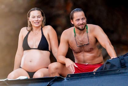Margot Robbie y su esposo Tom Ackerley en la isla de Palmarola, en 2024