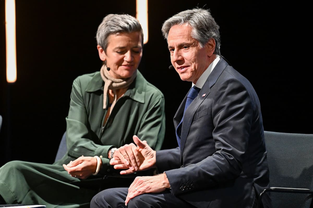 Margrethe Vestager, vicepresidenta ejecutiva de la Comisión Europa, estrecha la mano del secretario de Estado de Estados Unidos, Antony Blinken, durante un evento en Lulea, Suecia, el miércoles 31 de mayo de 2023. (Jonas Ekstromer/TT News Agency vía AP)
