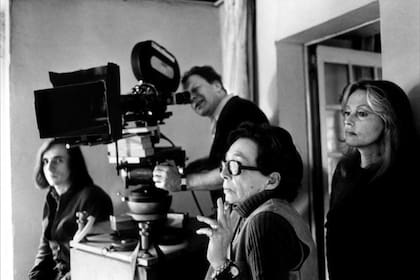 Marguerite Duras detrás de cámara.