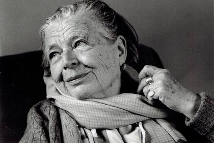 Marguerite Yourcenar (1903-1987) - foto De Grendel Bernhard in 1982 te Bailleul