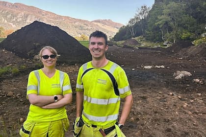 Mari Krogstad Samuelsen y Ola Tengesdal Lygre fueron los arqueólogos que encontraron las pulseras vikingas