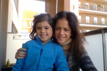 María (42) y Francisca (5) vivirán tres semanas en el departamento de Diana en El Poblanou, Barcelona