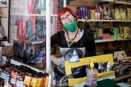 María (44). Comercio: Maxikiosco. ¿Cómo es el trato con los clientes? “Cambió mucho la clientela; antes eran clientes de paso que bajaban del tren, ahora son la mayoría del barrio”.