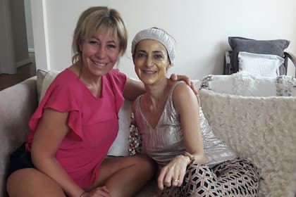 Dar servicio es su prioridad, aunque le toque el momento de ser entrevistada y convertirse en protagonista. En la foto, María a cara lavada y Dani con máscara de oro