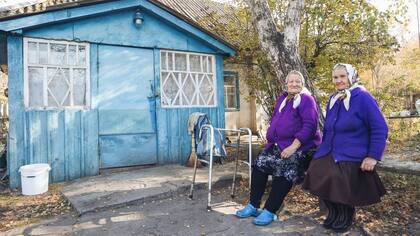 María (a la derecha) y su vecina son parte de una comunidad de solo 15 autocolonos en la zona que cultivan su propia comida y hacen su propio vodka