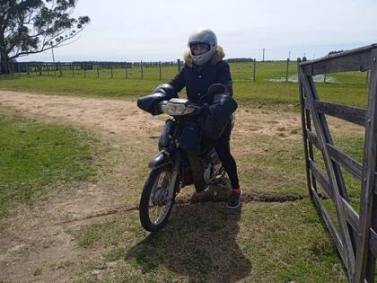 María al volante de la Eco, la moto que le permite llegar hasta la escuela a diario
