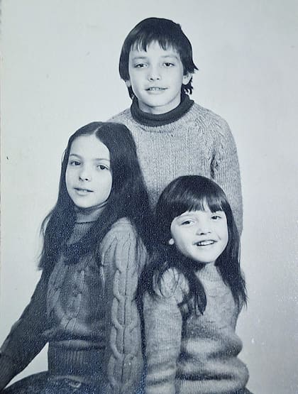 María Alejandra, Gabriel y Carolina Cepeda eran chicos cuando la bomba en el comedor de la Policía Federal cambió para siempre la vida familiar