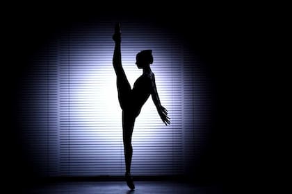 Maria Alexandrova, primera bailarina del Ballet del Bolshoi de Rusia, interpreta una escena de una coreografía de la española Blanca Li en un ensayo antes de la salida a escena en el City Center de Nueva York.