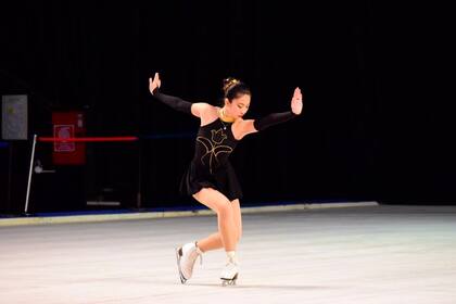 María Andrea An, la campeona nacional de patinaje sobre hielo, que pasó por una odisea: comenzó sus vacaciones en Wuhan para visitar a su padres, fue evacuada a Ucrania, pasó por España y después pudo llegar a la Argentina.