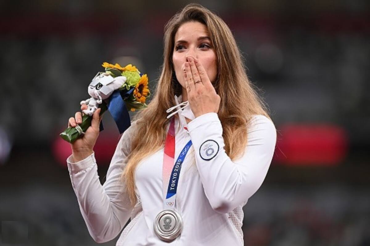 María Andrejczyk subastó su medalla para cubrir parte de la operación de un bebé de Estados Unidos y luego recuperó su premio