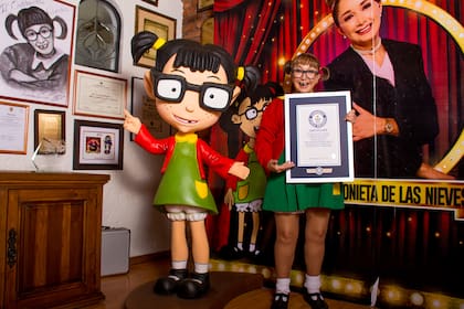 María Antonieta de las Nieves recibiendo el diploma que certifica su récord