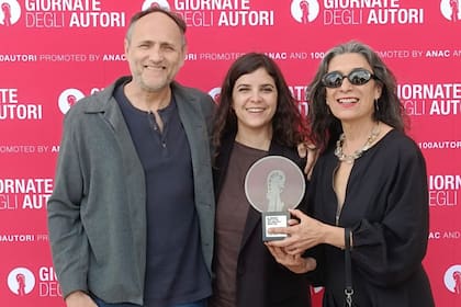 María Aparicio (en el centro) junto a Roger Koza y Eva Bianco, protagonistas de A veces me entra tristeza, otras rebelión, que después de ganar en Venecia se verá en San Sebastián