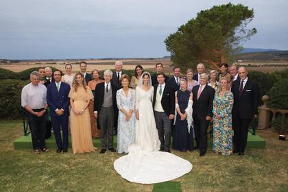 María Astrid y “Rafe” (así lo llaman a él), posan con sus familiares. Junto a la novia, vemos a sus padres, Margarita de Luxemburgo y Nicolás de Liechtenstein, a su hermana, María Anunciata, y el flamante marido de ella, Emanuele Musini. Detrás de la novia, José Manuel, su hermano, y su prometida, María Claudia Echavarría, el príncipe Hans Adam de Liechtenstein y su hermana, la princesa Nora, y Luis de Liechtenstein con su mujer, la princesa Sofía. Junto al novio, vemos a sus padres, Lucinda Earle Morrisey (es nieta del creador de la Metropolitan Oil Company) y el financista Ralph Worthington IV.