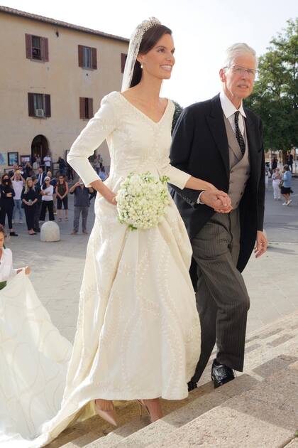 María Astrid y su padre, Nicolás de Liechtenstein (es hermano de Hans Adam, soberano del principado), en su entrada a la iglesia. Ella lució un vestido de la diseñadora italiana Marta Ferri y su papá, riguroso jacquet.