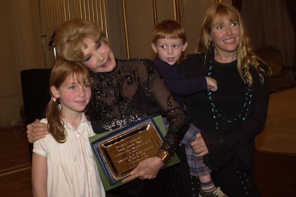 Una imagen de 2003: María Aurelia Bisutti homenajeada en la Legislatura Porteña junto a su hija, Paola Papini y sus nietos
