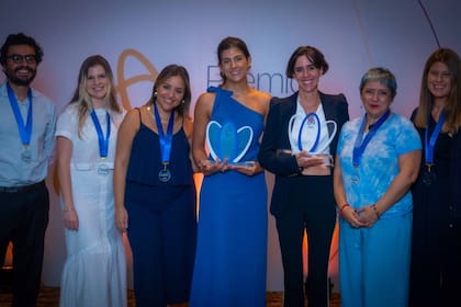 María Ayuso (tercera de derecha a izquierda), periodista de la sección Comunidad, junto al resto de los ganadores y finalistas.