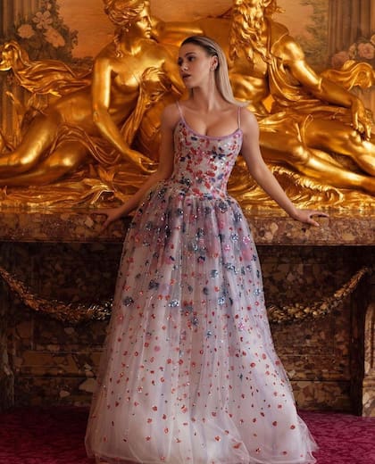 Maria Bakalova, nominada a mejor actriz secundaria por la secuela de Borat, con un vestido de Armani