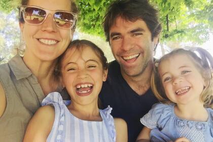 María Ballestrin, su hija mayor Matilde, su esposo Álvaro Rodríguez Lozano y Antonia.