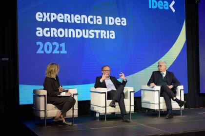 María Beatriz "Pilu" Giraudo, coordinadora del panel en Experiencia IDEA Agroindustria; Gustavo Idígoras, presidente de Ciara-CEC, y el exministro de Agricultura Julián Domínguez