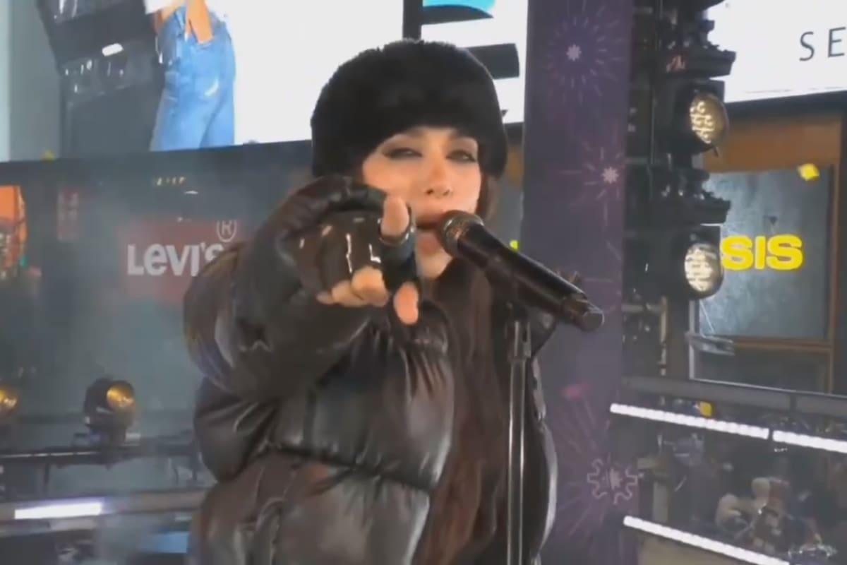María Becerra durante su show en el mítico Times Square.