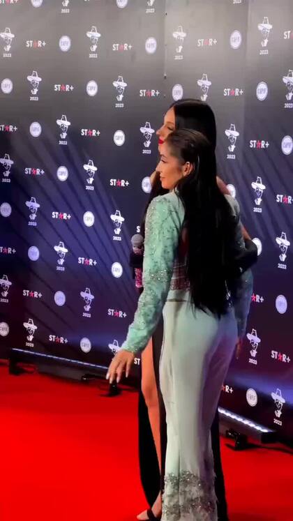 Maria Becerra pasó por la alfombra roja