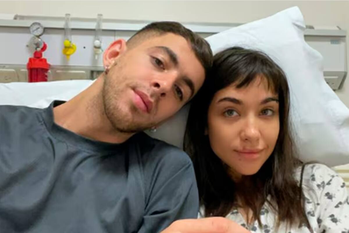 María Becerra recibió el alta tras ser operada tras sufrir una hemorragia a causa de un embarazo ectópico; en 2024 también fue operada y al igual que en esta oportunidad estuvo acompañada por su novio Rei (Foto Instagram: @MariaBecerra)