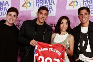 María Becerra se reunió con Julián Álvarez, Nahuel Molina y Giuliano Simeone en España y recibió una camiseta del Atlético de Madrid (Foto: Instagram @atleticodemadrid)