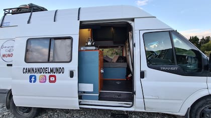 María Belén Lezcano y Juan Martín Cabo se encargaron de equipar la motorhome con todo lo necesario: una cama fija de 1.80 x 1.20 metros, una mesada con bacha y cocina; heladera; bajo mesada; sillón de 1.20 metros; baulera y baño con ducha y electricidad