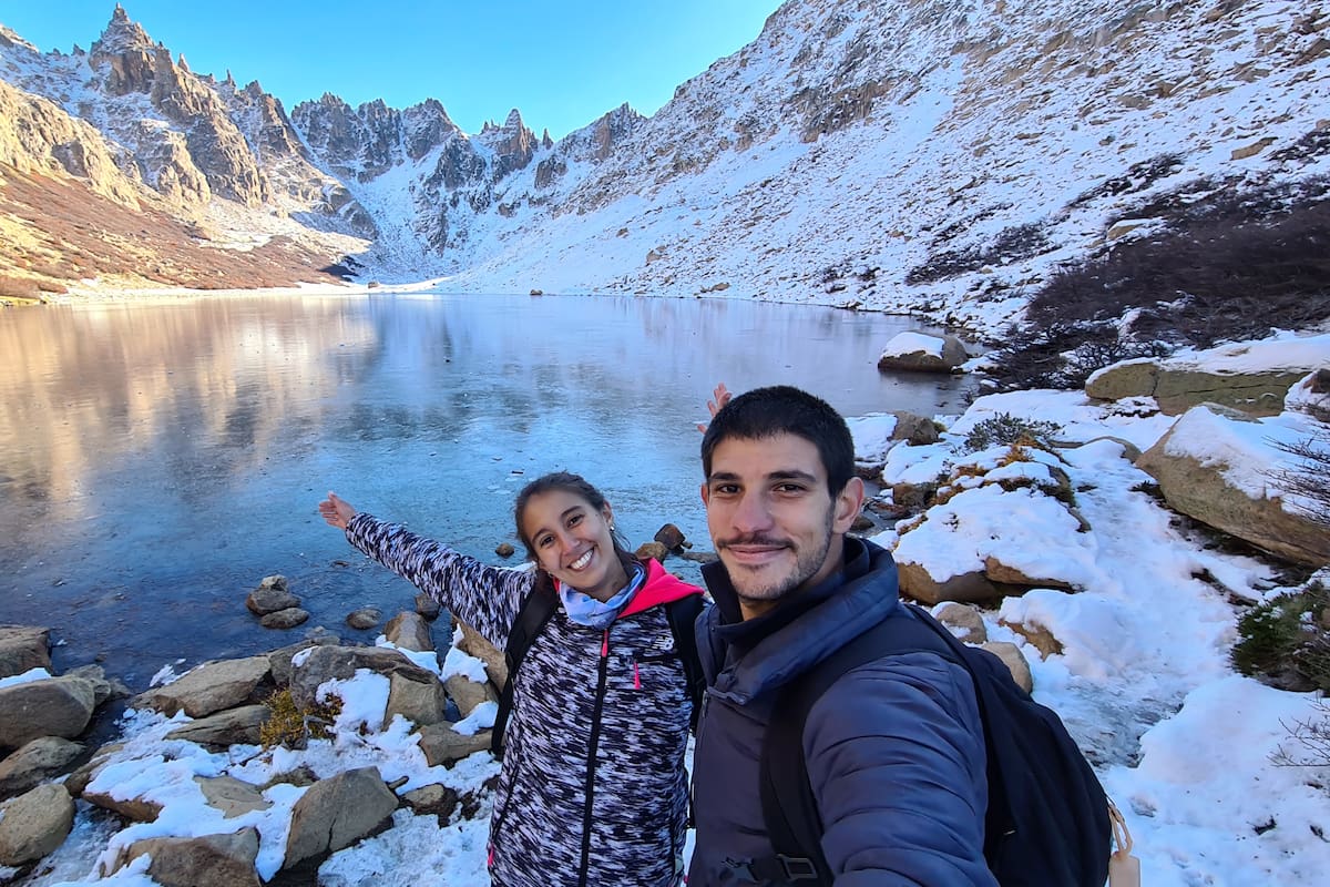 María Belén Lezcano y Juan Martín Cabo una pareja que dejó todo para viajar en motorhome por el país