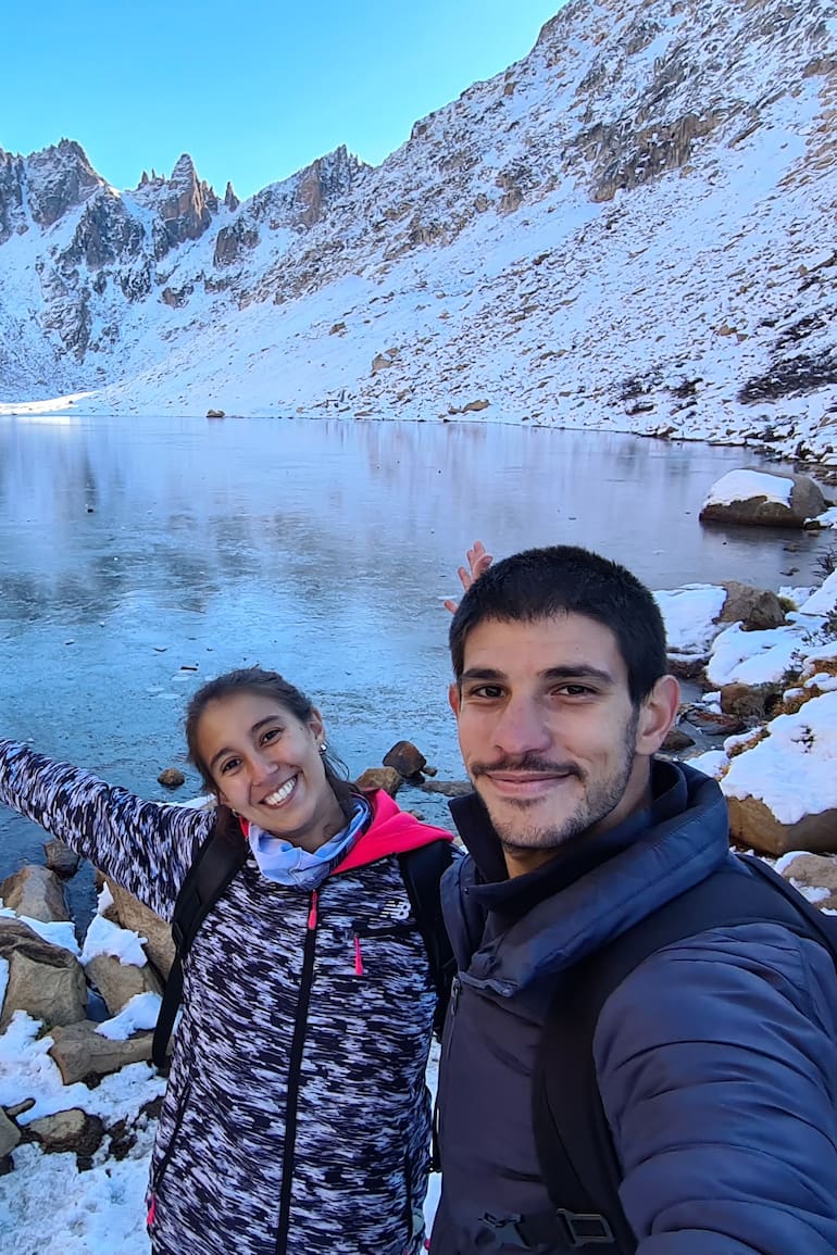 María Belén Lezcano y Juan Martín Cabo una pareja que dejó todo para viajar en motorhome por el país