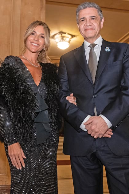 María Belén Ludueña (con vestido con brillos estratégicos de Adrián Brown) y Jorge Macri, dijeron presente
