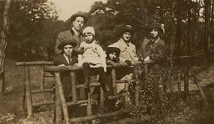 Maria Branyas cuando era niña (María es la tercera desde la izquierda, vestida de blanco) con su familia (madre, padre y tres hermanos) en New Orleans, Louisiana, en 1911