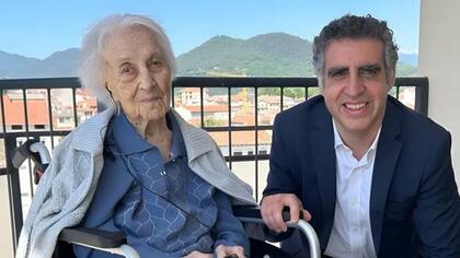 María Branyas junto al doctor Manel Esteller en Cataluña
