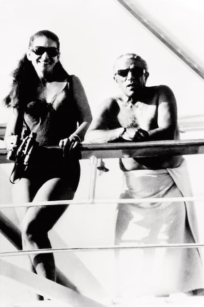 María Callas y Aristóteles Onassis en la cubierta del Christina (Photo by ullstein bild/ullstein bild via Getty Images)